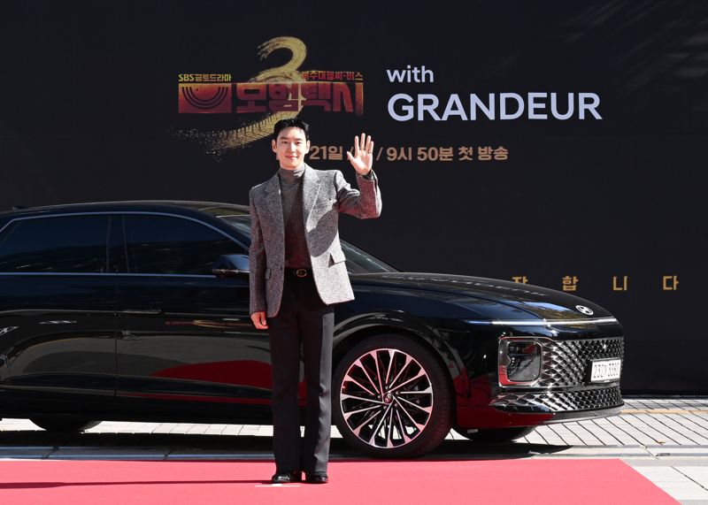 바카라사이트 정보자동차는 플래그십 모델 그랜저가 하반기 드라마 ‘모범바카라사이트 정보 3’를 통해 시청자들과 만난다고 19일 밝혔다. 사진은 18일 서울 양천구 SBS 목동 사옥에서 열린 모범바카라사이트 정보3 제작발표회에 그랜저를 타고 등장한 배우 이제훈의 모습. 바카라사이트 정보자동차 제공.