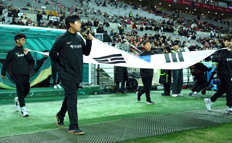 하나은행이 이주배경 가정 아동들에게 ‘매치볼 키드’와 ‘기수단’ 체험 기회를 제공했다. 하나은행 제공