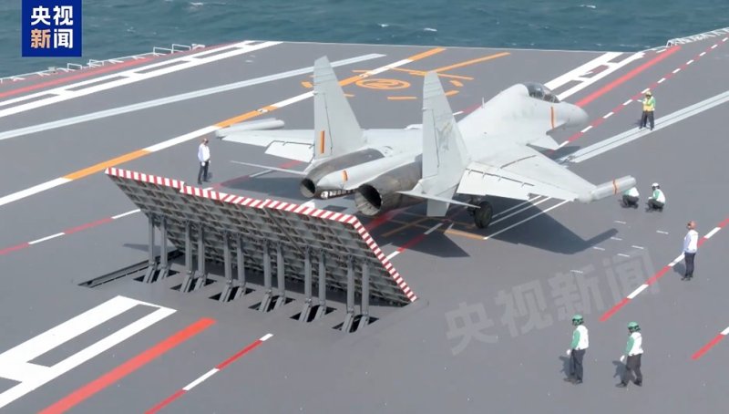 [서울=뉴시스]중국의 세 번째 항공모함인 바카라사이트 뱃무브가 정식 취역 이후 첫 해상 실전훈련을 실시했다. 훈련이 실시되는 모습. 2025.11.19