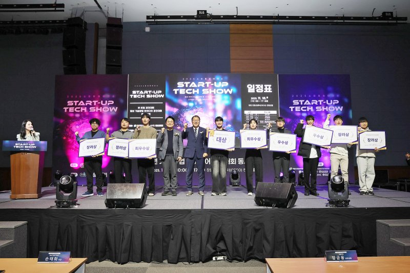 [창원=뉴시스] 강경국 기자 = 18일 경남 창원컨벤션센터에서 2025 스타트업 테크쇼&청년 기술메이저 바카라사이트 홈런 아이디어 경진대회가 개최된 가운데 장금용 창원시장 권한대행이 수상자들과 기념촬영을 하고 있다. (사진=창원시청 제공). 2025.11.19. photo@newsis.com *재판매 및 DB 금지