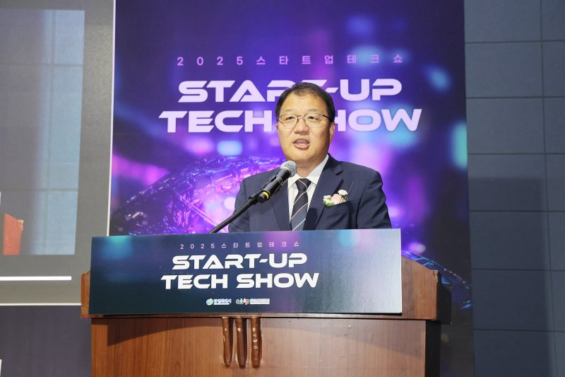 [창원=뉴시스] 강경국 기자 = 18일 경남 창원컨벤션센터에서 2025 스타트업 테크쇼&청년 기술메이저 바카라사이트 홈런 아이디어 경진대회가 개최된 가운데 장금용 창원시장 권한대행이 인사말을 하고 있다. (사진=창원시청 제공). 2025.11.19. photo@newsis.com *재판매 및 DB 금지