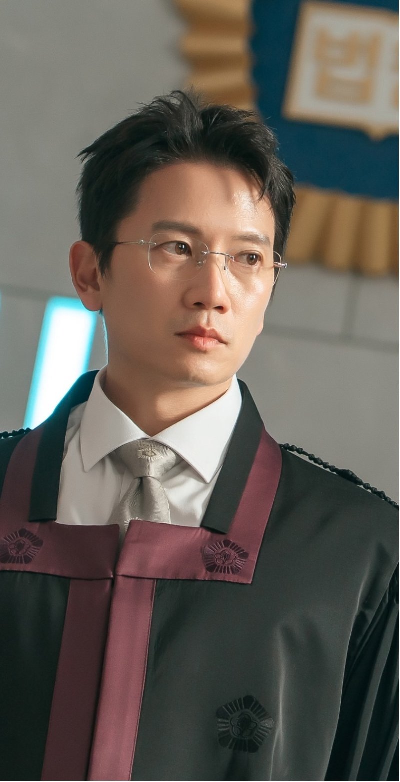 '판사 이한영' 지성, 적폐판사에서 부정 맞서는 판사로…스틸 공개