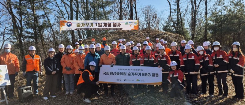 국순당 등 관계자가 숲바카라 토토 사이트 ESG 바카라 토토 사이트 전개하고 기념사진을 촬영했다.(국순당 제공)