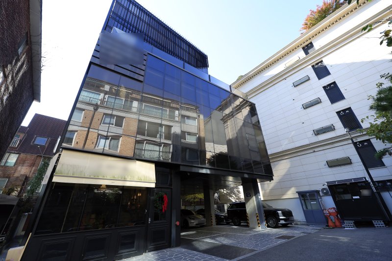 대장동 개발비리 의혹 사건으로 실형을 선고받고 구속된 민간업자인 남욱 변호사가 서울 강남구 청담동 건물 등에 대해 추징보전 해제를 요청했다. 사진은 이날 서울 강남구 청담동 건물 모습. 2025.11.18/뉴스1 ⓒ News1 박정호 기자