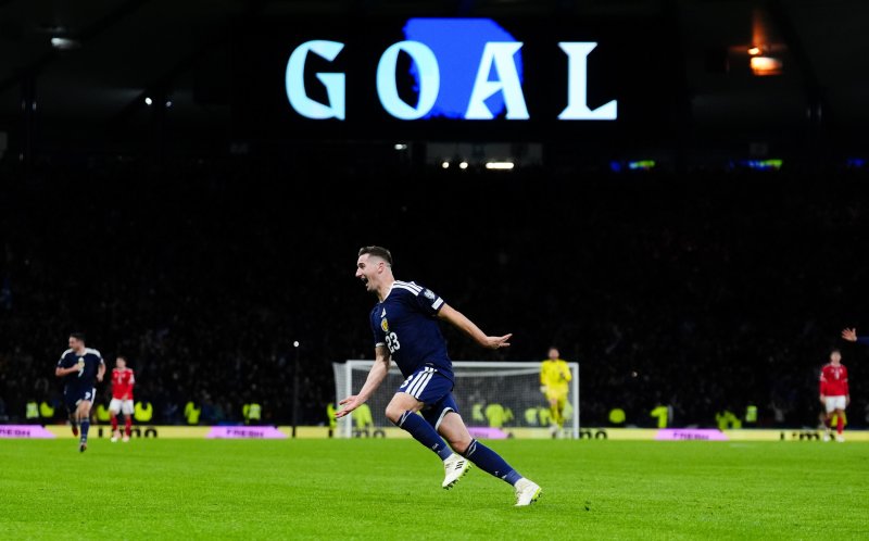 [글래스고=AP/뉴시스] 스코틀랜드의 케니 맥린이 18일(현지 시간) 스코틀랜드 글래스고의 햄던파크에서 열린 2026 국제축구연맹(FIFA) 북중미 월드컵 유럽 예선 C조 최종전 덴마크와 경기 후반 추가 시간 팀 4번째 골을 넣고 환호하고 있다. 스코틀랜드는 2-2 상황에서 후반 추가 시간에만 두 골을 몰아 넣어 1명이 퇴장당한 덴마크에 4-2로 역전승하며 조 1위로 28년 만에 월드컵 본선에 진출했다. 2025.11.19.