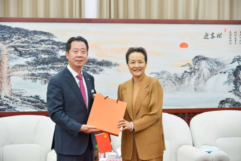 [온라인바카라=뉴시스] 왼쪽부터 장진원 온라인바카라시 부시장과 예향군 청포구 부구장. (사진=온라인바카라시청 제공) 2025.11.19. photo@newsis.com *재판매 및 DB 금지