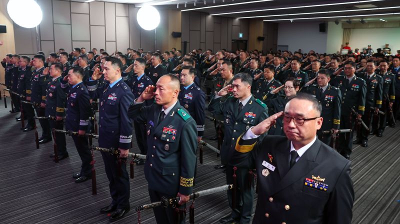 19일 국방컨벤션에서 준장 진급 예정자 및 지난해 6월 1일 이후 준장으로 진급한 89명이 삼정검을 수여받고 경례하고 있다. 국방부 제공