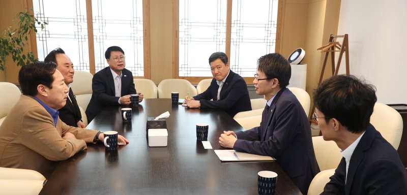 [서울=뉴시스] 사진은 백승보 조달청장(오른쪽서 둘째)이 지난 8월 28일 중소기업중앙회를 취임 후 첫 방문해 중소기업 지원방안과 조달개혁방안에 대해 논의하고 있는 모습. (사진=조달청 제공) 2025.08.28. photo@newsis.com *재판매 및 DB 금지