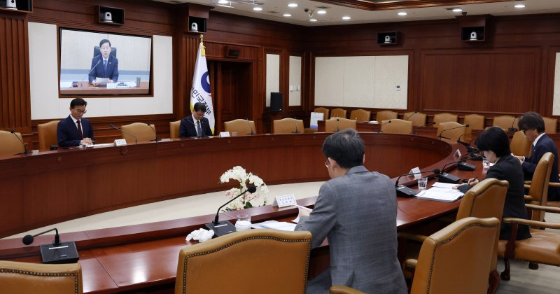 [세종=뉴시스] 강종민 기자 = 구윤철 부총리 겸 기획재정부 장관이 19일 세종시 정부세종청사에서 열린 경제관계장관회의에서 모두발언을 하고 있다. 2025.11.19. ppkjm@newsis.com