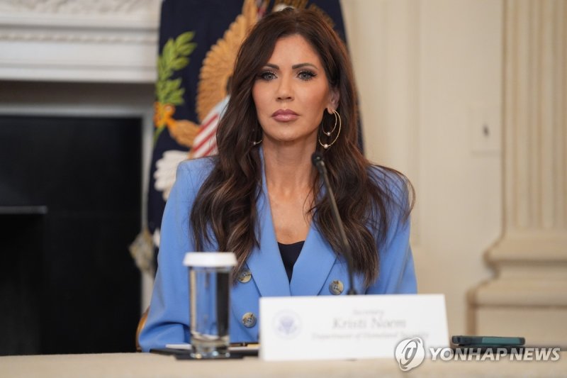 미국의 크리스티 놈 국토안보부 장관은 최근 워싱턴에서 유행하는 '마라 성형'의 대표적 사례로 꼽히고 있다. /사진=연합뉴스