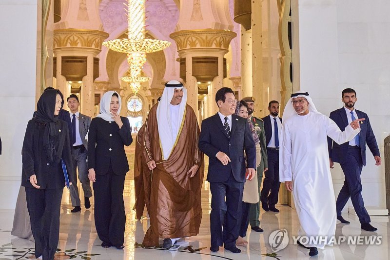 그랜드모스크 방문한 이재명 대통령 (출처=연합뉴스)