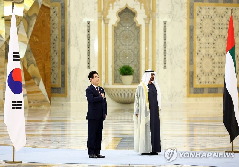 국기에 경례하는 이재명 대통령 (출처=연합뉴스)