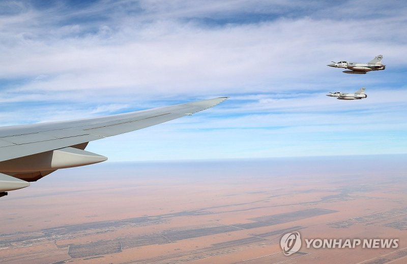 UAE 공군 전투기, 이재명 대통령 탑승 공군 1호기 호위 비행 (출처=연합뉴스)