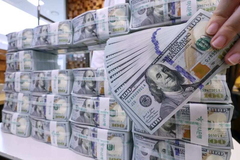 5일 서울 중구 하나은행 위변조대응센터에서 직원이 100달러 지폐를 살펴보고 있다, 2025.8.5/뉴스1 ⓒ News1 민경석 기자