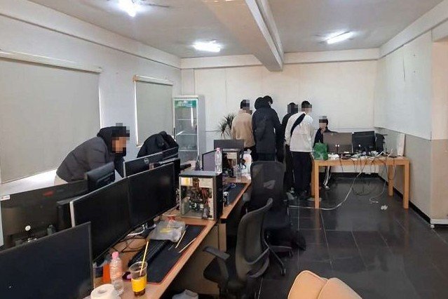 [부산=뉴시스] 허위 투자 리딩 사기로 245억원을 가로챈 조직의 사무실. (사진=부산경찰청 제공) 2025.11.19. photo@newsis.com *재판매 및 DB 금지