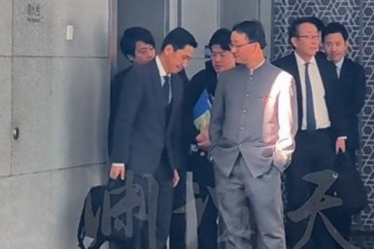 가나이 마사아키 일본 외무성 아시아대양주국장(왼쪽 두 번째)과 류진쑹 신임 주호주 중국대사(왼쪽 네 번째).연합뉴스
