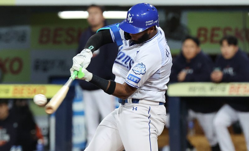 [대구=뉴시스] 이무열 기자 = 22일 대구 수성구 삼성라이온즈파크에서 열린 2025 신한 SOL 뱅크 KBO 포스트시즌 플레이오프 4차전 한화 이글스와 삼성 라이온즈의 경기, 4회말 1사 주자 없는 상황에서 삼성 디아즈가 안타를 치고 있다. 2025.10.22. lmy@newsis.com