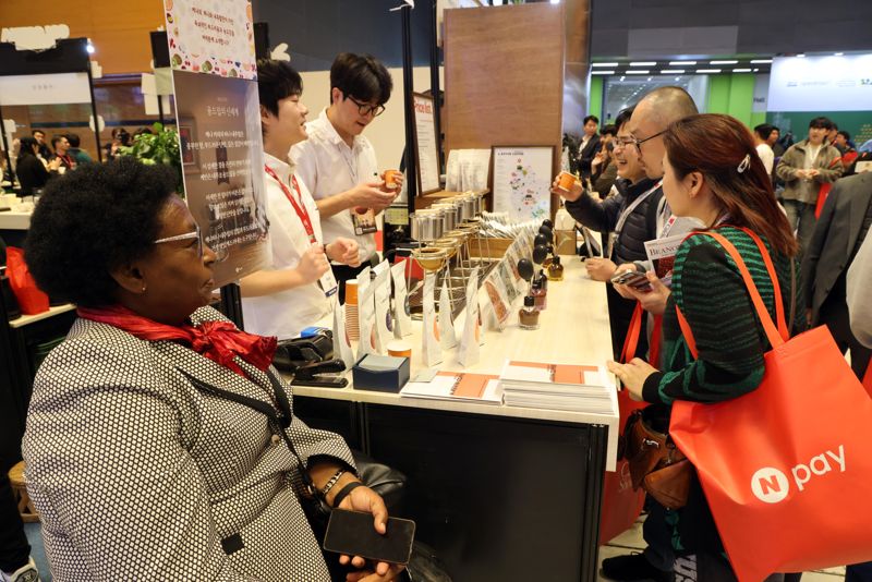 제24회 서울카페쇼가 19일, 서울 삼성동 코엑스에서 ‘한 잔에 담긴, 더 큰 커피 세상’이라는 주제로 개막했다. 관람객들이 각 나라들의 커피를 시음하고 있다. 사진=박범준 기자