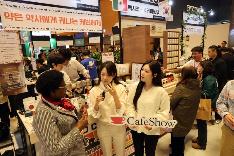 제24회 서울카페쇼가 19일, 서울 삼성동 코엑스에서 ‘한 잔에 담긴, 더 큰 커피 세상’이라는 주제로 개막했다. 모델들이 커피를 시음하며 커피에 대한 설명을 듣고 있다. 사진=박범준 기자
