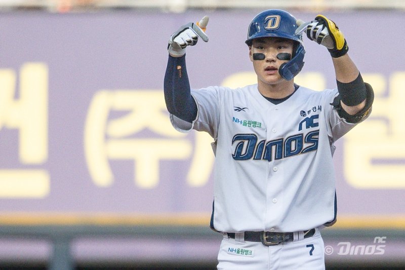 프로야구 NC 다이노스 김주원이 10일 창원NC파크에서 열린 2025 신한 쏠뱅크 KBO리그 KIA 타이거즈와의 경기에서 안타를 친 뒤 세리머니를 하고 있다.NC 다이노스 제공
