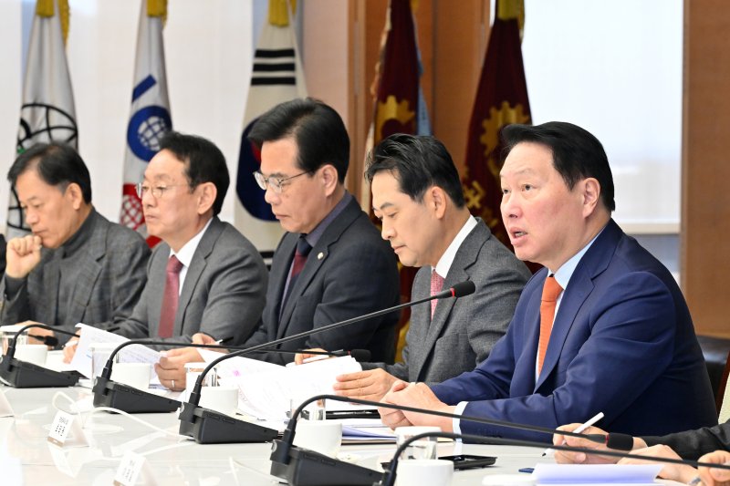 최태원 대한상공회의소 회장(오른쪽 첫번째)이 19일 서울 중구 대한상공회의소에서 열린 국민의힘-대한상공회의소 정책 간담회에서 발언하고 있다. 뉴시스