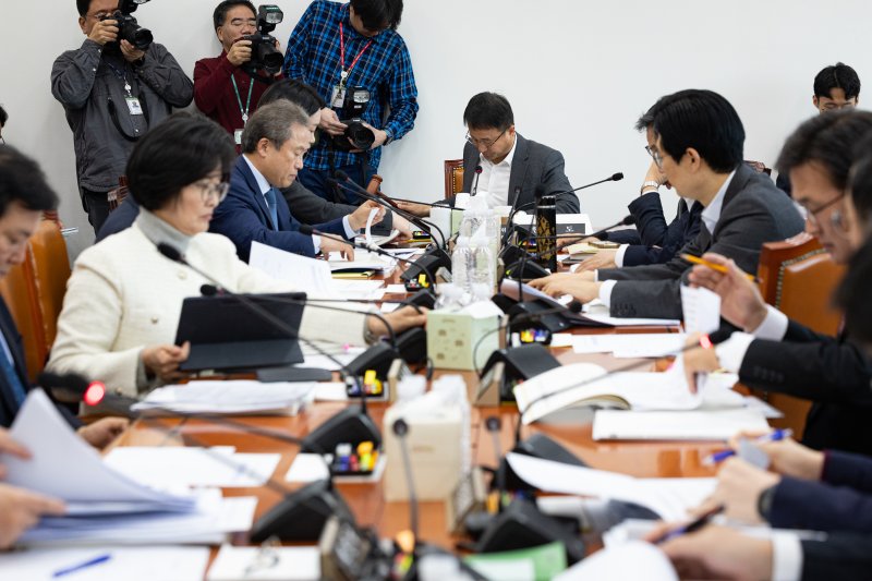 한병도 국회 예산결산특별위원장이 19일 서울 여의도 국회에서 열린 제429회 국회(정기회) 제3차 예산안등조정소위원회에서 의사봉을 두드리고 있다. 2025.11.19/토토 바카라 사이트1 ⓒ News1 유승관 기자