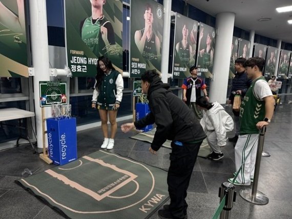 원주DB프로미 농구 경기 관람을 앞둔 관중들이 폐플라스틱 수거 행사에 참여하고 있다. (국립평창청소년수련원 제공)