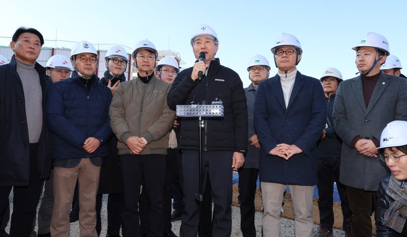 오세훈 서울시장이 19일 서울 동작구 노량진 재정비촉진지구 착공 현장을 방문해 현황 설명을 들은 뒤 발언하고 있다. 연합뉴스