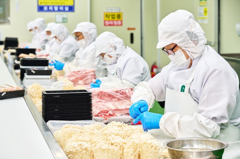 수작업으로 꼬치를 만들고 있는 서산공장 직원들 (투다리 제공)