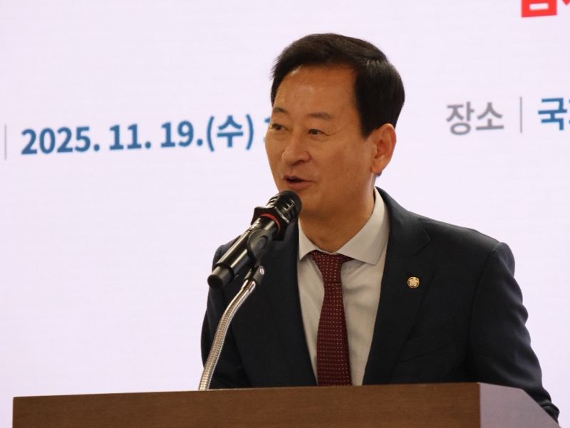 19일 국회에서 열린 '침체의 지역경제와 위기의 지방은행' 토론회에서 최은석 국민의힘 의원이 개회사를 하고 있다. 최은석 의원실 제공