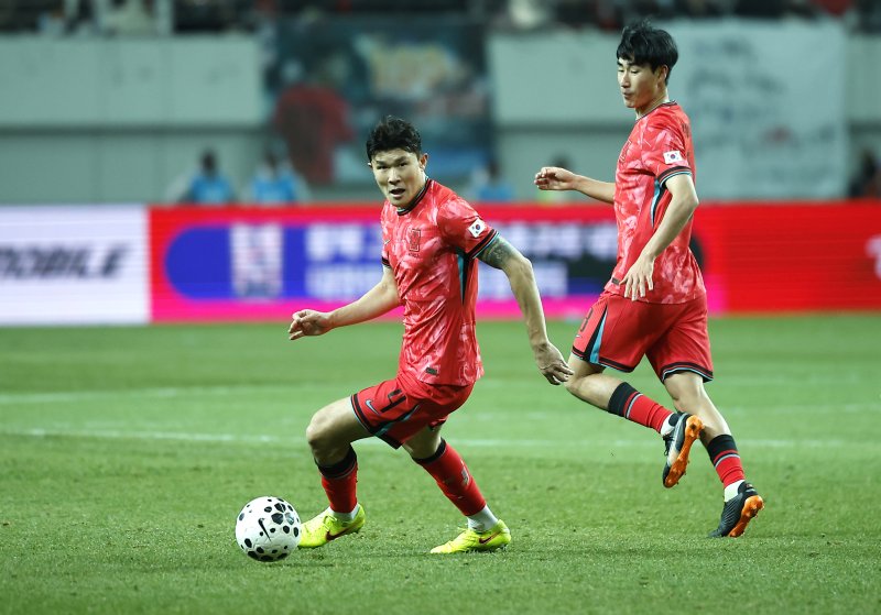 [서울=뉴시스] 정병혁 기자 = 18일 오후 서울 마포구 서울월드컵경기장에서 열린 축구 국가대표팀 평가전 대한민국과 가나의 경기, 김민재가 공 줄 곳을 찾고 있다. 2025.11.18. jhope@newsis.com