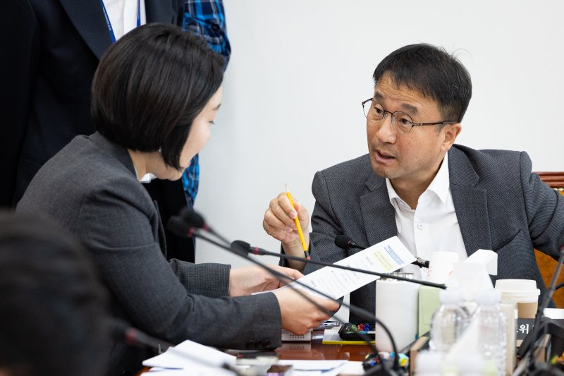 한병도 국회 예산결산특별위원장이 19일 서울 여의도 국회에서 열린 제429회 국회(정기회) 제3차 예산안등조정소위원회에서 이소영 더불어민주당 간사와 대화하고 있다. 2025.11.19/뉴스1 ⓒ News1 유승관 기자