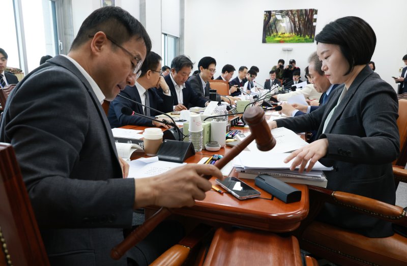 [서울=뉴시스] 고승민 기자 = 한병도 국회 예결위원장이 19일 서울 여의도 국회에서 예산결산특별위원회 예산안등조정소위원회를 개의하고 있다. 2025.11.19. kkssmm99@newsis.com