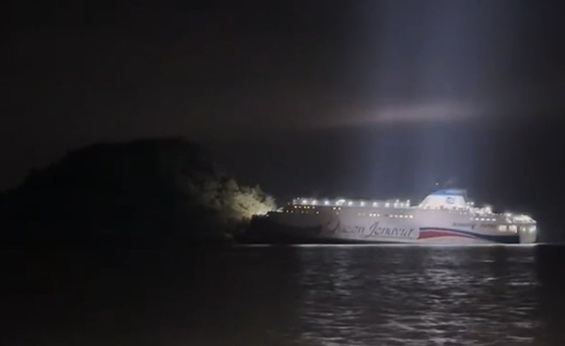 19일 오후 8시 16분쯤 전남 신안군 장산면 족도에 260여명이 탑승한 여객선이 좌초돼 해경이 구조 작업을 벌이고 있다. (목포해경 제공. 재판매 및 DB 금지) 2025.11.19/뉴스1