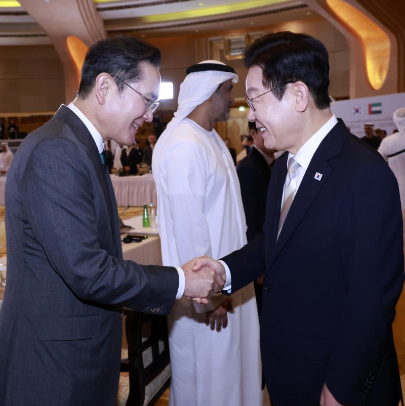 [아부다비=뉴시스] 최동준 기자 = 아랍에미리트(UAE)를 국빈 방문 중인 이재명 대통령이 19일(현지 시간) 아부다비 한 호텔에서 열린 한-UAE 비즈니스 라운드테이블에서 이재용 삼성전자 회장과 악수하고 있다. 2025.11.19. photocdj@newsis.com