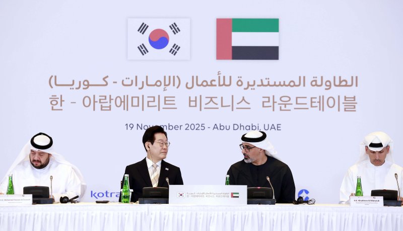 =[아부다비=뉴시스] 최동준 기자 = 아랍에미리트(UAE)를 국빈 방문 중인 이재명 대통령이 19일(현지 시간) 아부다비 한 호텔에서 열린 한-UAE 비즈니스 라운드테이블에서 칼리드 빈 무함마드 알 나하얀 왕세자의 발언을 듣고 있다. 2025.11.19. photocdj@newsis.com