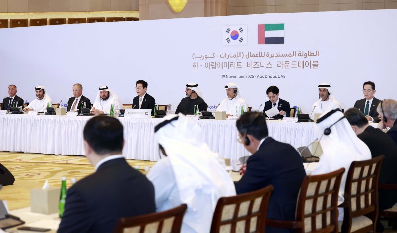 [아부다비=뉴시스] 최동준 기자 = 아랍에미리트(UAE)를 국빈 방문 중인 이재명 대통령이 19일(현지 시간) 아부다비 한 호텔에서 열린 한-UAE 비즈니스 라운드테이블에서 발언하고 있다. 2025.11.19. photocdj@newsis.com