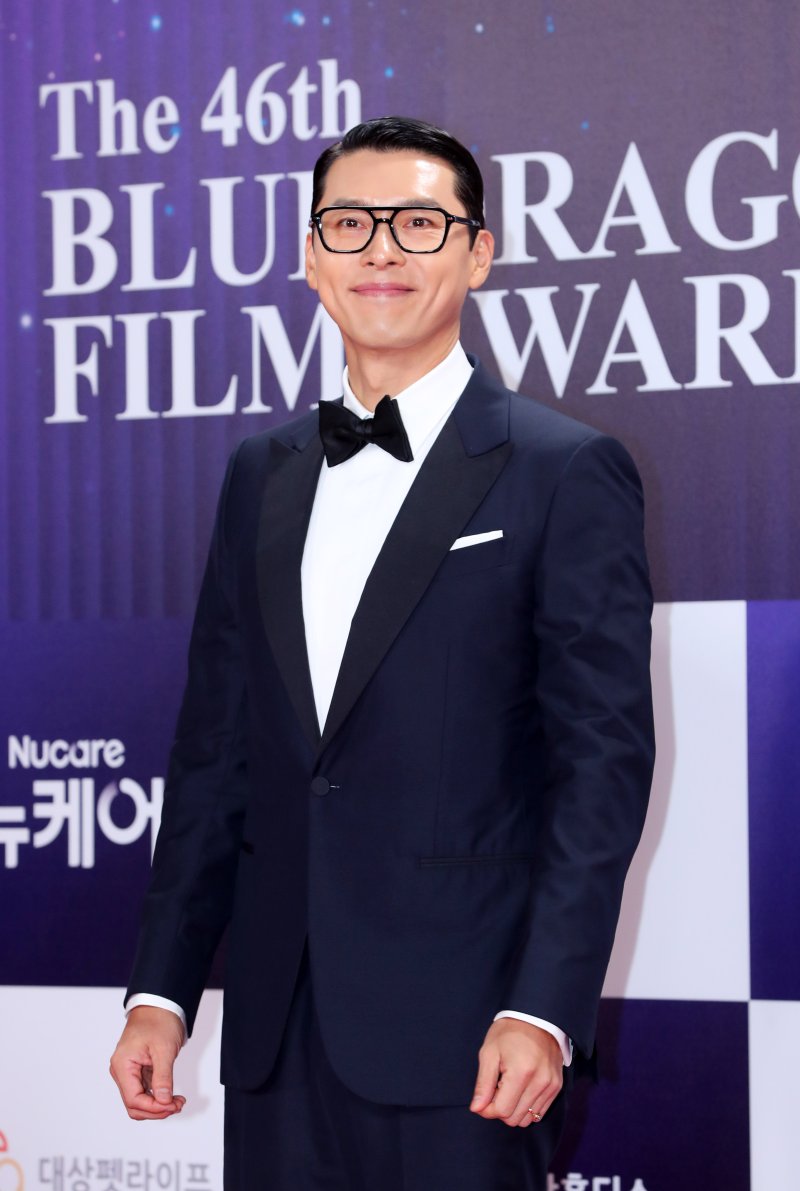 [서울=뉴시스] 김혜진 기자 = 배우 현빈이 19일 오후 서울 영등포구 KBS홀에서 열린 제46회 청룡영화상 레드카펫 행사에서 포즈를 취하고 있다. 2025.11.19. jini@newsis.com