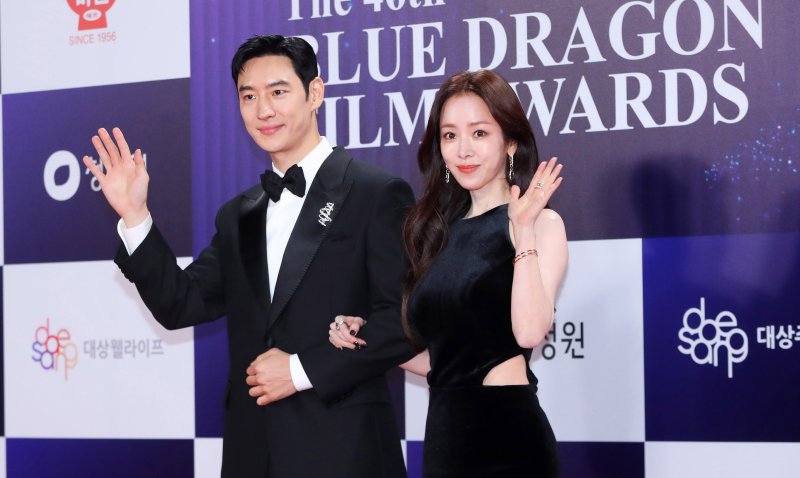 [서울=뉴시스] 김혜진 기자 = 배우 이제훈(왼쪽), 한지민이 19일 오후 서울 영등포구 KBS홀에서 열린 제46회 청룡영화상 레드카펫 행사에서 포즈를 취하고 있다. 2025.11.19. jini@newsis.com