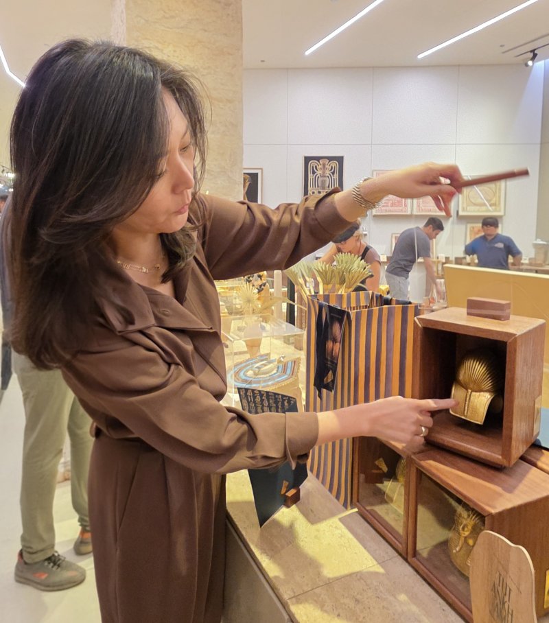 [카이로=뉴시스] 박현주 미술전문기자 = 권재영 MUSEEUM 대표가 아트숍에서 인기인 투탕카몬의 뒷모습을 새로 만들었다고 소개하고 있다. 2025.11.19. hyun@newsis.com *재판매 및 DB 금지