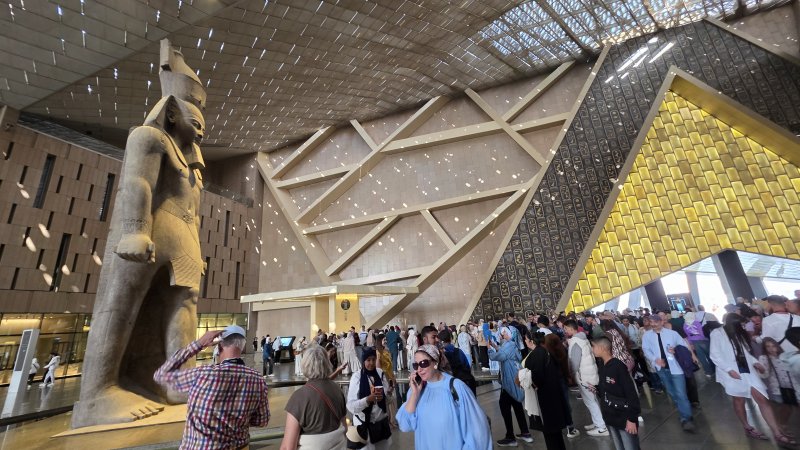 [카이로=뉴시스] 사진=박현주 미술전문기자 = 높이 11.35m의 람세스 2세 석상이 방문객을 맞이하는 이집트대박물관(GEM). 지난 4일 개관 이후 하루 1만5000명 넘는 관람객이 몰리고 있다. 2025.11.19hyun@newsis.com *재판매 및 DB 금지