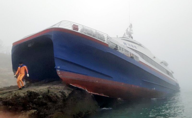 【신안=뉴시스】류형근 기자 = 25일 오후 3시47분께 전남 신안군 흑산도 북동쪽 해상에서 여객선 핑크돌핀호(223t급)가 암초에 좌초되는 사고가 발생해 승객과 선원 163명 중 6명이 부상했다. 2018.03.25. (사진=독자제공) photo@newsis.com