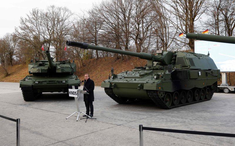 보리스 피스토리우스 독일 국방장관이 지난해 11월 19일 독일 뮌헨에서 라인메탈 등 현지 방신기업들이 공동으로 생산한 신형 전차와 자주포 앞에서 연설하고 있다.AFP연합뉴스