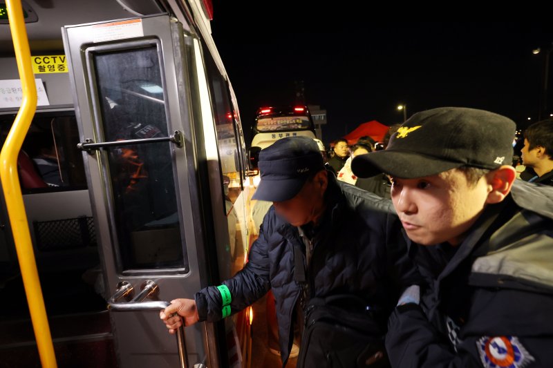 전남 신안 해상에서 좌초된 여객선 퀸제누비아2호 탑승객들 19일 밤 전남 목포해양경찰서 전용 부두로 도착해 구급차에 타고 있다. 전날 오후 8시 16분쯤 전남 신안군 장산면 족도에 267명(승객 246명, 승무원 21명)이 탑승한 여객선이 좌초돼 해경이 전원 구조했다. 2025.11.20/뉴스1 ⓒ News1 박지현 기자 /사진=뉴스1