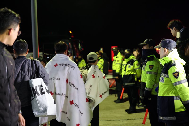 전남 신안 해상에서 좌초된 여객선 퀸제누비아2호 탑승객들 19일 밤 전남 목포해양경찰서 전용 부두로 도착하고 있다. 전날 오후 8시 16분쯤 전남 신안군 장산면 족도에 267명(승객 246명, 승무원 21명)이 탑승한 여객선이 좌초돼 해경이 전원 구조했다. 2025.11.20/뉴스1 ⓒ News1 박지현 기자 /사진=뉴스1