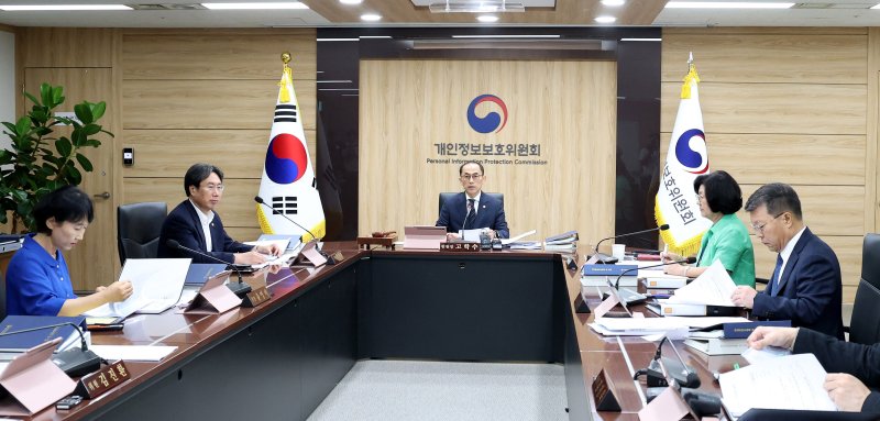 [서울=뉴시스] 추상철 기자 = 지난 8월 27일 오후 서울 종로구 정부서울청사에서 열린 제18회 개인정보보호위원회 전체회의에서 대규모 고객 유심 정보 유출 사고가 발생한 SK텔레콤에 대한 제재안을 심의했다. 2025.08.27. scchoo@newsis.com