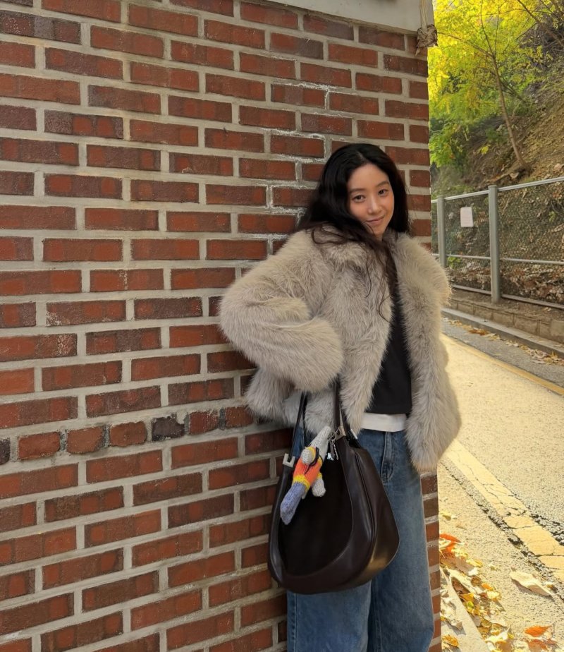 정려원 길거리서 찰칵…화보인 줄