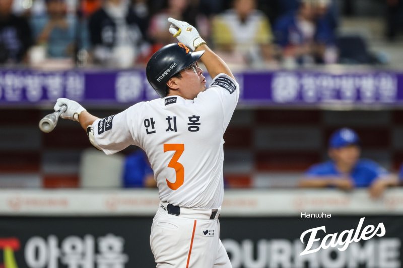 안치홍 풀고 11억 챙긴 2차 드래프트 승부수→강백호 초읽기, 손혁 단장 장난 아니네