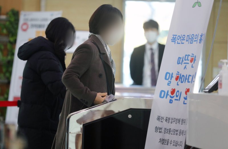 [서울=뉴시스]배훈식 기자 = 2020년 11월 23일 오전 서울 종로구 정부서울청사로 공무원들이 출근하고 있다. (사진은 기사와 직접 관련 없습니다) 2020.11.23. dahora83@newsis.com