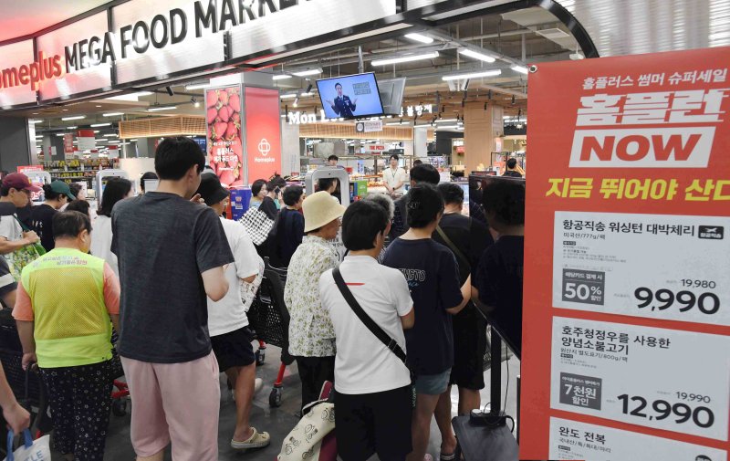 서울 등촌동 홈플러스 메가 푸드 마켓 라이브 강서점이 '홈플런 NOW' 첫 날을 맞아 쇼핑을 하는 고객들로 붐비고 있다. (홈플러스 제공. 재판매 및 DB 금지) 2025.7.17/뉴스1